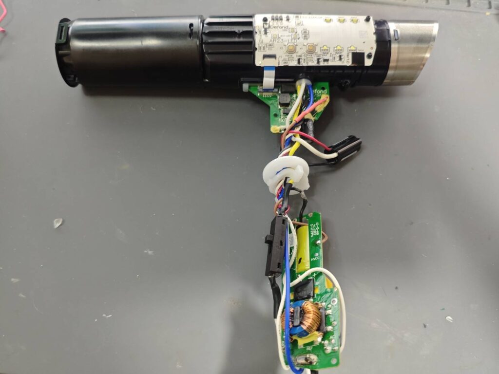 リファドライヤーを完全分解し基板や配線の状態を確認している様子