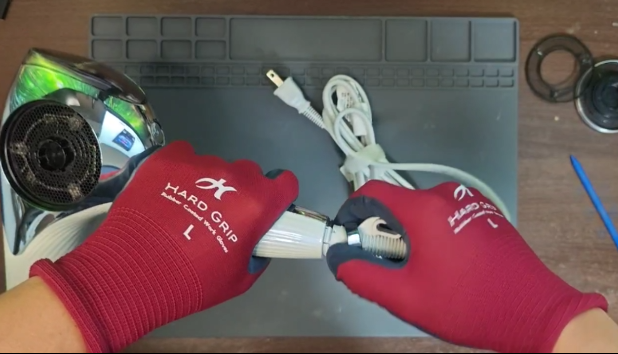 リファドライヤーのコード接続部を分解する作業中の様子