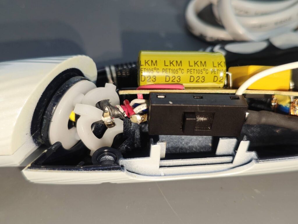 リファドライヤー内部のカバースイッチと配線部分の構造を確認した様子