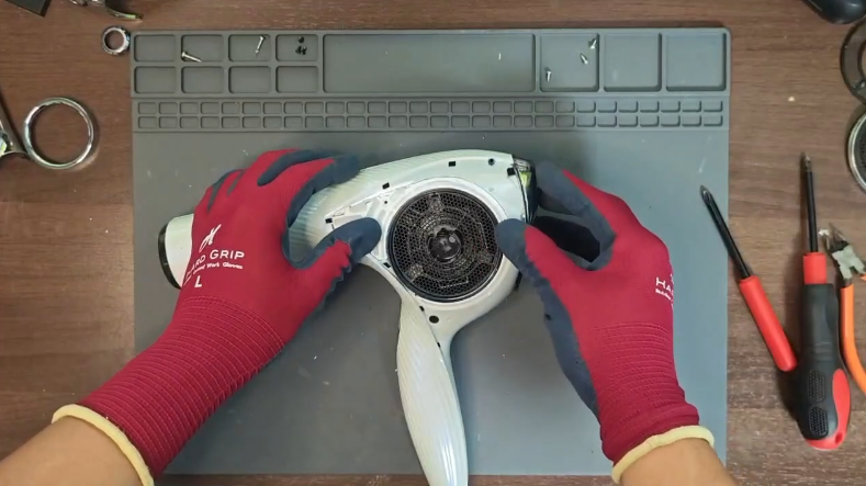 ReFaヘアドライヤーを分解して修理作業を行っている様子
