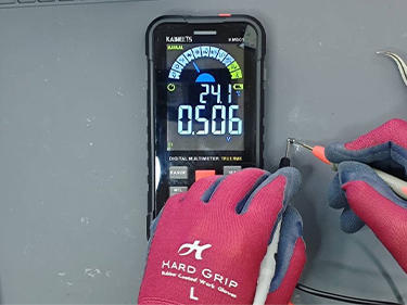 精密パーツの通電チェック